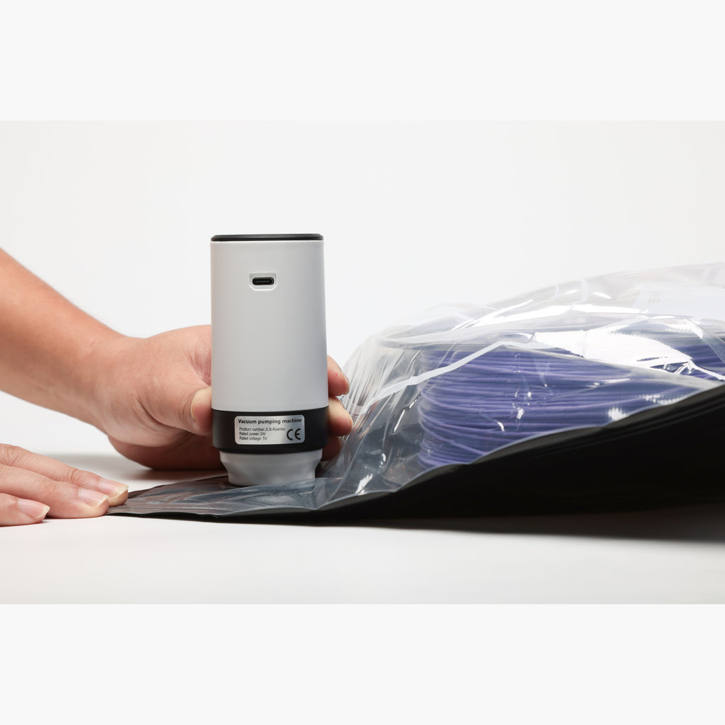 Electric vacuum pump sealing a filament storage bag