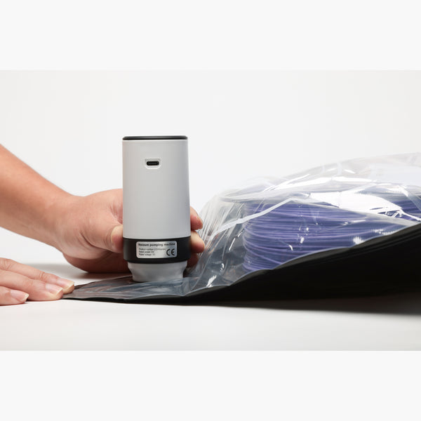 Electric vacuum pump sealing a filament storage bag